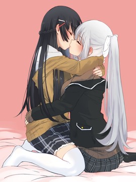 (y) Tsukino Mito, Higuchi Kaede kissing