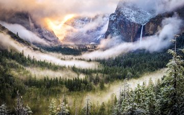 Hazy Yosemite valley
