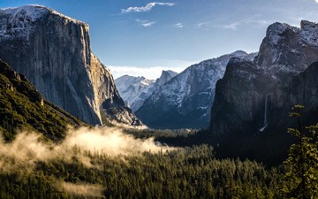 El Capitan, Yosemite Valley in the haze, USA