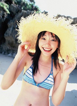 Yui Aragaki with a straw hat