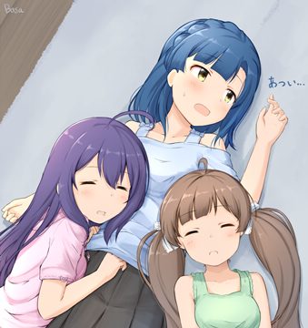 (y) Mochizuki Anna and Hakozaki Serika sleeping on Nanao Yuriko