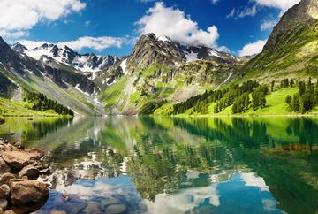 beautiful turquoise Verkhneye Mul'tinskoye Lake, Altai Mountains, Russia